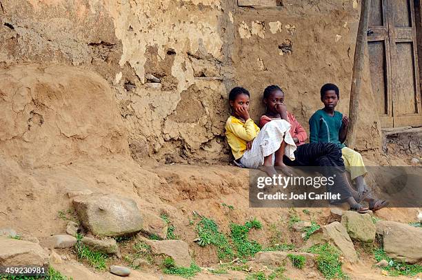 ethiopian kids in jinka, ethiopia - ethiopian ethnicity stock pictures, royalty-free photos & images