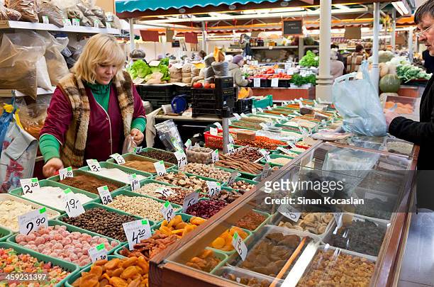 trockenfrüchte und nüsse verkäufer zentralen markt in riga, lettland - nüsse obst stock-fotos und bilder