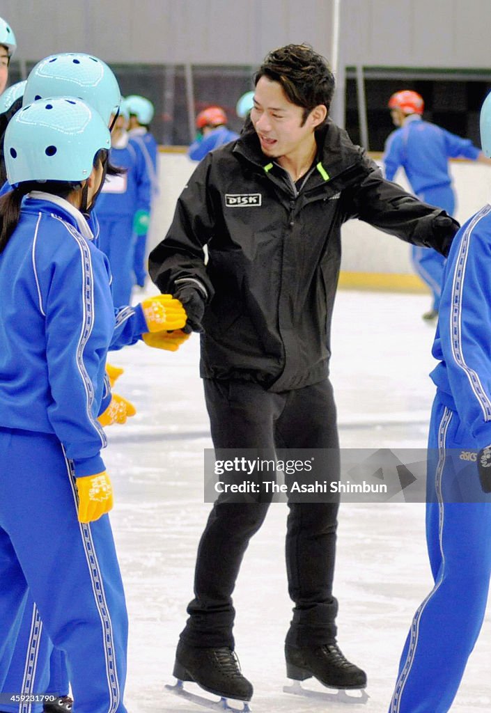 Retired Skater Daisuke Takahashi Coaches Junior High School Students