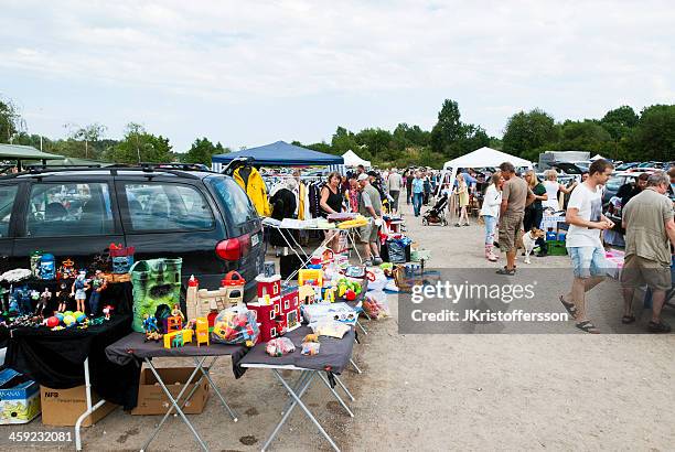 car trunk sale - rommelmarkt stockfoto's en -beelden