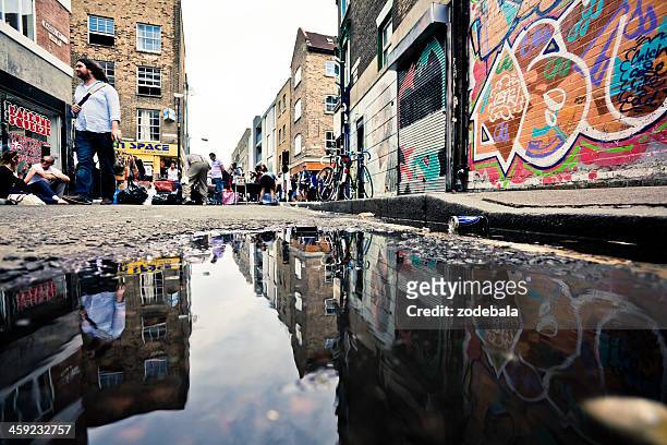 london urban scene and graffiti - brick lane stockfoto's en -beelden