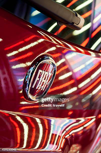 times square light streaks on new fiat spa 500 - fiat chrysler stockfoto's en -beelden