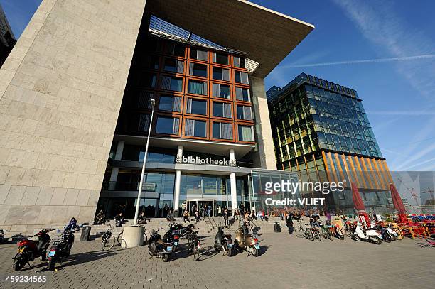 öffentliche bibliothek in amsterdam - öffentliche bibliothek stock-fotos und bilder