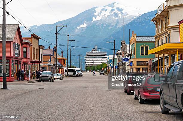 skagway kreuzfahrtschiff intown - skagway stock-fotos und bilder