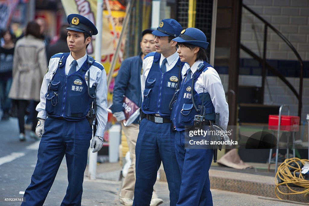 Japonés policías y mujer policía en Tokyo Street