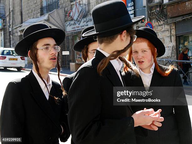 rabbinical studenten in jerusalem. - haredi judaism stock-fotos und bilder