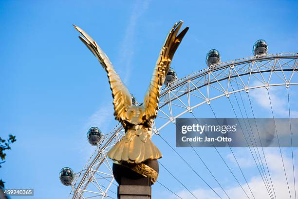 london eye and royal air force memorial - london eye stockfoto's en -beelden