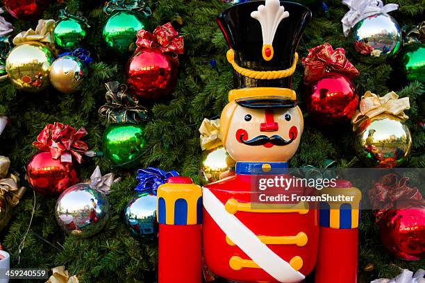 soldier con árbol de navidad en el fondo - cascanueces ballet fotografías e imágenes de stock