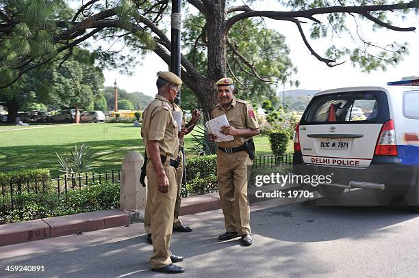 delhi plolice - indian police officer image with uniform stockfoto's en -beelden
