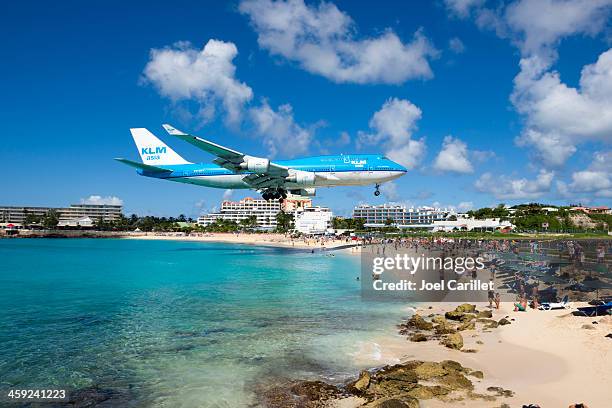 klm boeing 747 landing en la playa, st. maarten de maho - sint maarten fotografías e imágenes de stock