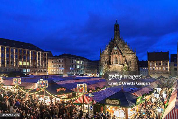 weihnachtsmarkt in den hauptplatz, nürnberg - nuremberg stock-fotos und bilder