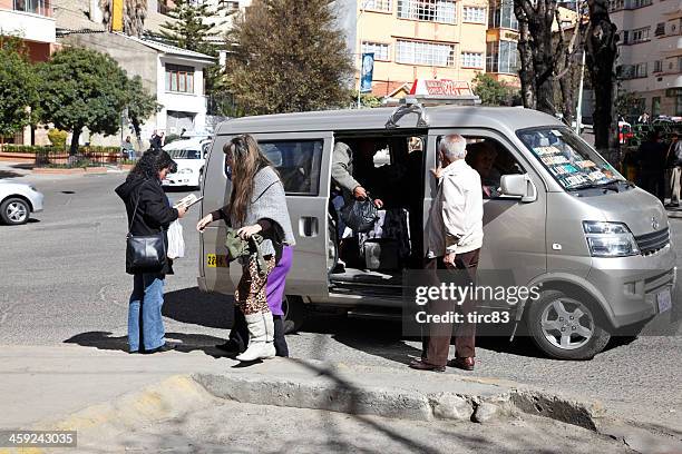 kleinbusses öffentlichen verkehrsmittel in la paz - mini bus stock-fotos und bilder