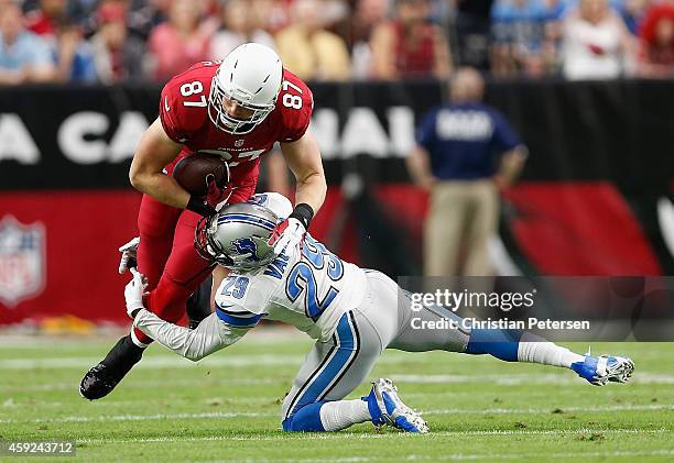 Tight end Troy Niklas of the Arizona Cardinals rusn with the football against cornerback Cassius Vaughn of the Detroit Lions during the NFL game at...