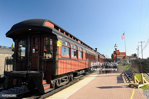 ご家族での散策ストラスバーグ鉄道駅 - ペンシルベニア州 ランカスター ストックフォトと画像