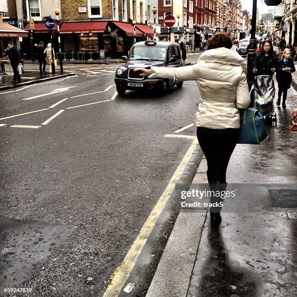 chamar um taxi de londres, londres - taxi de londres - fotografias e filmes do acervo