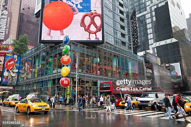 m&m's world times square nyc - m&m world new york city stock pictures, royalty-free photos & images