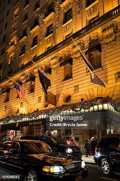 st. regis hotel decoradas para navidad, vertical - brycia james fotografías e imágenes de stock