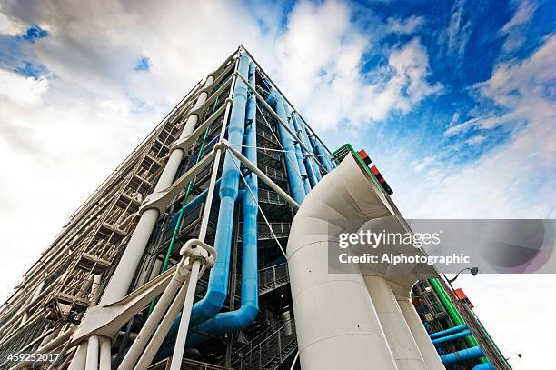 centro exterior de pompidou em paris - centro georges pompidou imagens e fotografias de stock