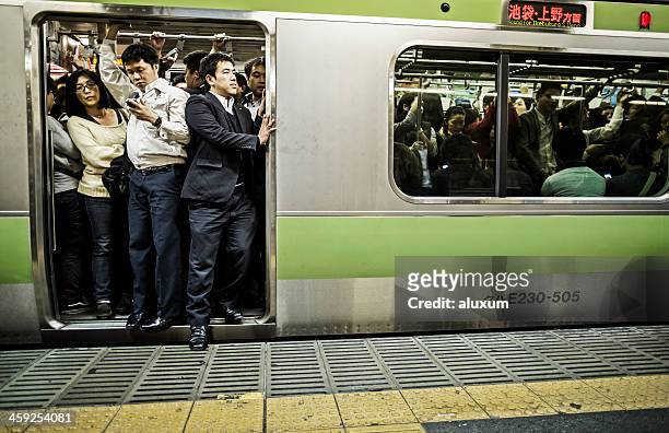 atestado metro de tokio, japón - busy train fotografías e imágenes de stock