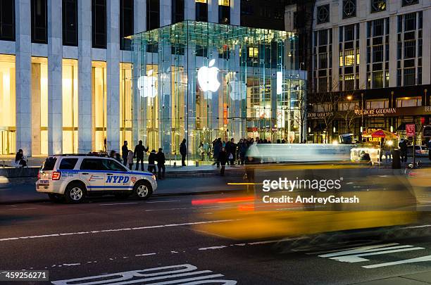 apple store in new york at night - 5th avenue stock pictures, royalty-free photos & images