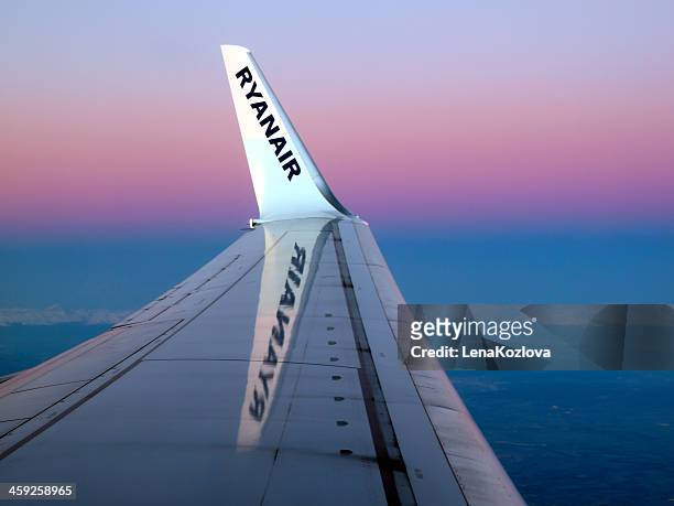 winglet of ryanair aircraft - ryanair stockfoto's en -beelden