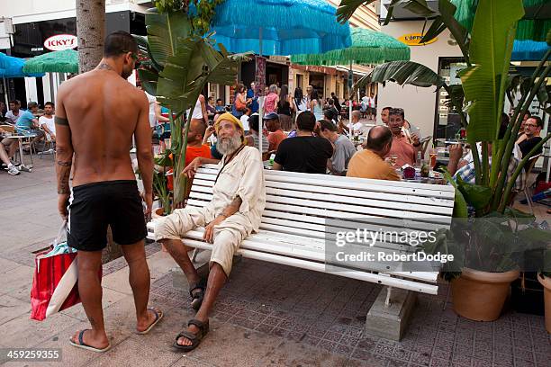 parler sur la rue de sitges - gay men swimwear photos et images de collection