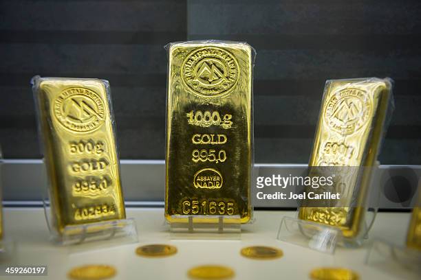 gold bars in istanbul's grand bazaar - kilogram stock pictures, royalty-free photos & images