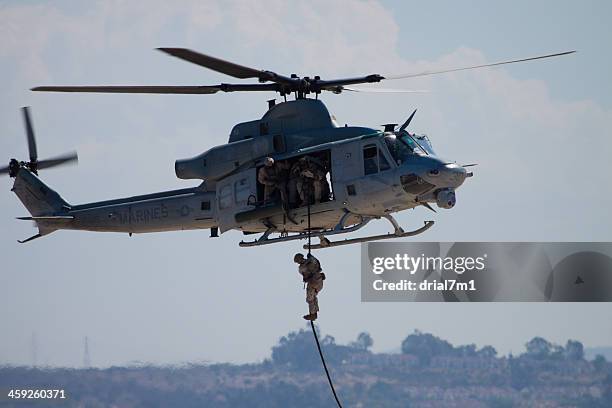 dropping in to ground assault demo - rapel stock pictures, royalty-free photos & images