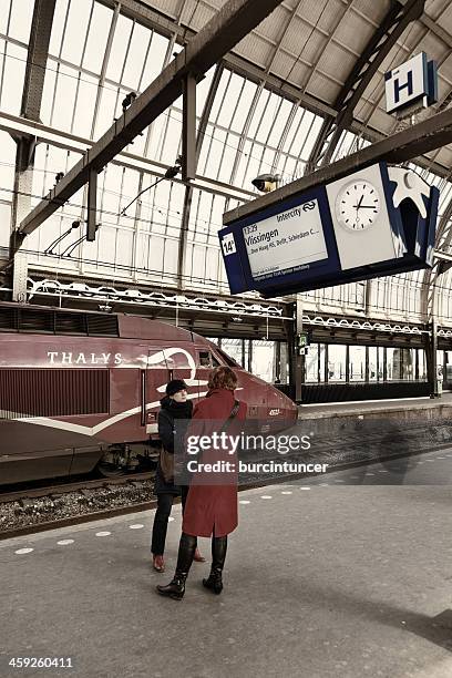 passagiere warten auf den zug zum hauptbahnhof amsterdam - thalys stock-fotos und bilder