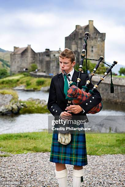 jovem bagpiper escocês - cultura escocesa imagens e fotografias de stock