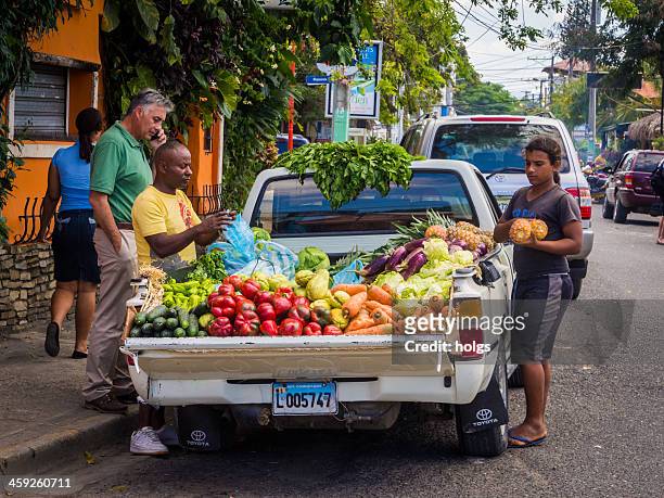 mobile obst anbieter, der weltoffene ort sosua - dominikanische republik stock-fotos und bilder