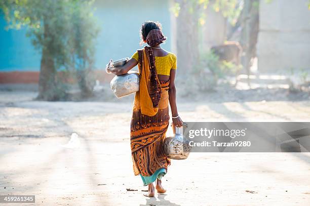 bengali woman carrying water jar in village - bangladesh stockfoto's en -beelden