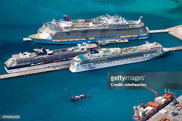 kreuzfahrtschiffe am hafen in philipsburg, st. maarten - saint martin caraibi stock-fotos und bilder