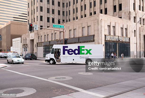 fedex camión en automóvil. - fedex truck fotografías e imágenes de stock