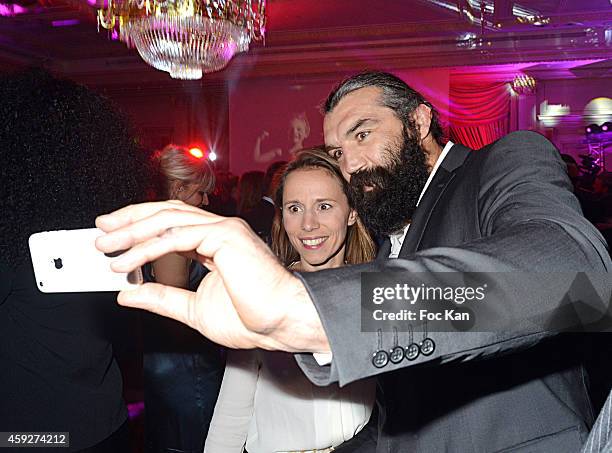 Sebastien Chabal and a guest pose for a selfie during the 'All4Kids' PL4Y International Launch Party At The Shangri-la Hotel on November 19, 2014 in...