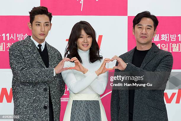 South Korean actors Lee Soo-Hyuk, Lee Si-Young and Uhm Tae-Woong attend tvN Drama "Righteous Love" at Times Square on November 19, 2014 in Seoul,...