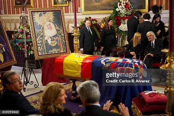 Visitors pay their respects to Spain's Duchess of Alba as her body lies in state at the Seville's City Council on November 20, 2014 in Seville,...
