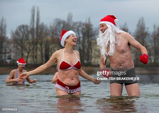 Members of the "Berlin Seals" swim association take a bath in the Orankesee lake in Berlin during their tradtional Christmas Swimming on December 25,...