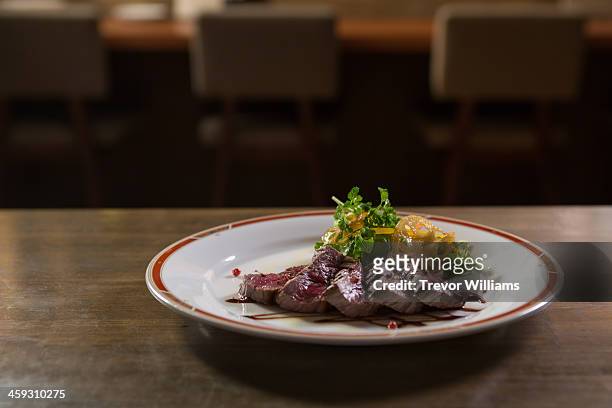steak dinner on a restaurant table - plato vajilla fotografías e imágenes de stock