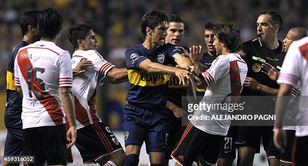 Boca Juniors' defender Juan Forlin argues to River Plate's midfielder Leonardo Ponzio during the Copa Sudamericana 2014 semifinal first leg football...