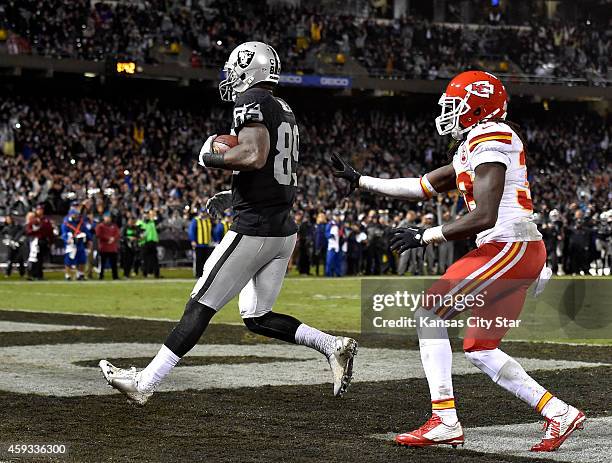 Oakland Raiders tight end Nick Kasa catches a touchdown pass in front of Kansas City Chiefs safety Ron Parker to take the lead with 1:42 remaining in...