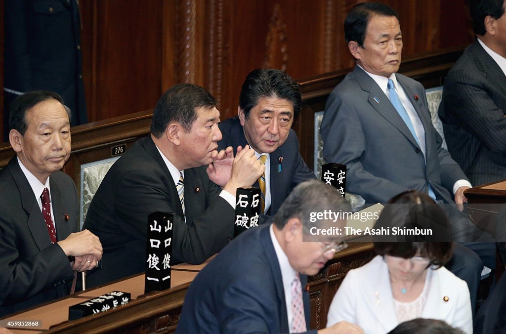 Japanese Prime Minister Shinzo Abe Dissolves Lower House