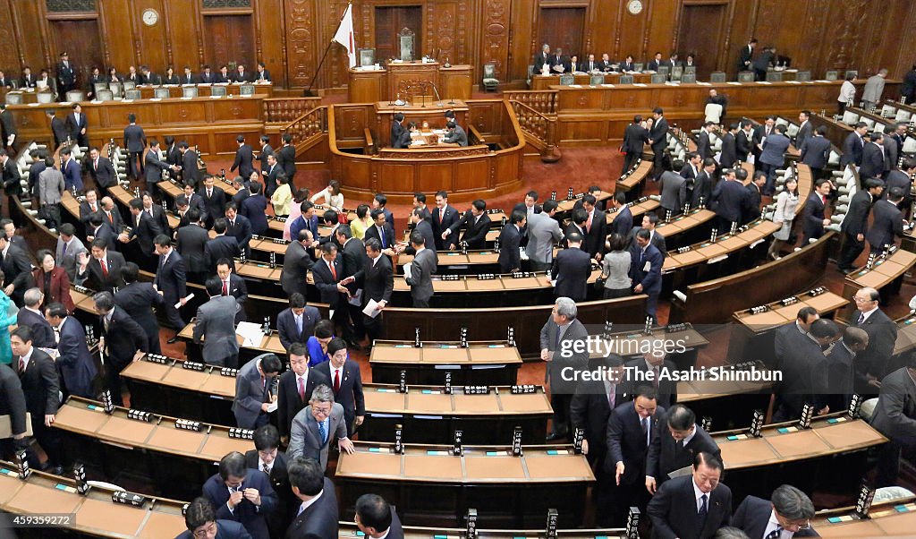 Japanese Prime Minister Shinzo Abe Dissolves Lower House