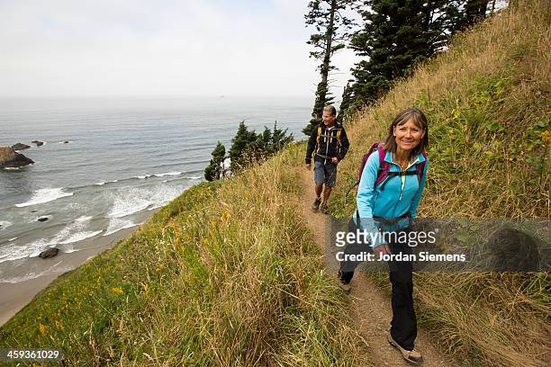 man and woman hiking. - costa de oregon imagens e fotografias de stock