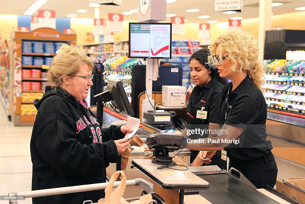 Kimberly Schlapman Of Little Big Town Lends A Ham With Smithfield