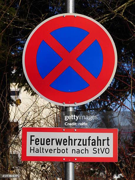 german traffic signs - halteverbotsschild stock-fotos und bilder