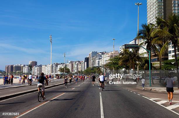 praia de copacabana domingo de manhã - atividades de fins de semana - fotografias e filmes do acervo