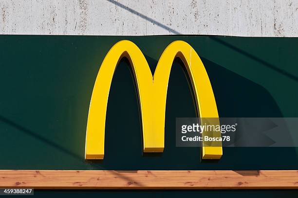 mcdonald's golden arcos logótipo - mcdonald imagens e fotografias de stock