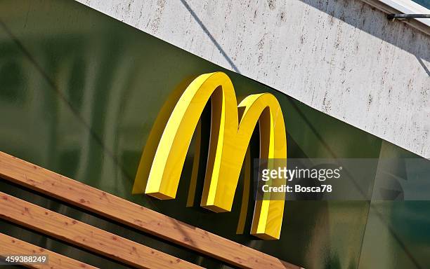 mcdonald's golden arches logo - fastfoodrestaurant stockfoto's en -beelden