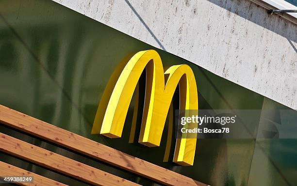 mcdonald's golden arches logo - mcdonalds 個照片及圖片檔